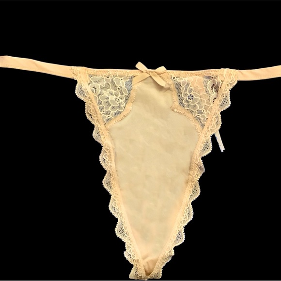 💥2/$24 or 3/$30💥 VS lace trimmed v-string thong. Sz. M  NWT - Picture 1 of 4